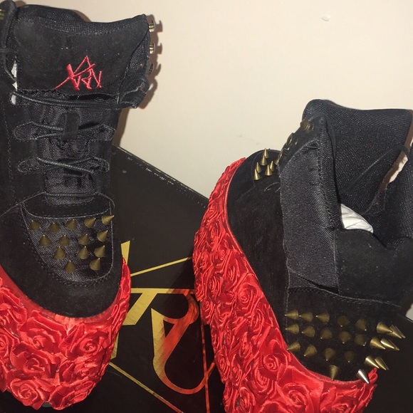 ❤️ Rose Qozomopolitan🌹 Platforms🖤 | DollsKill - Picture 3 of 5